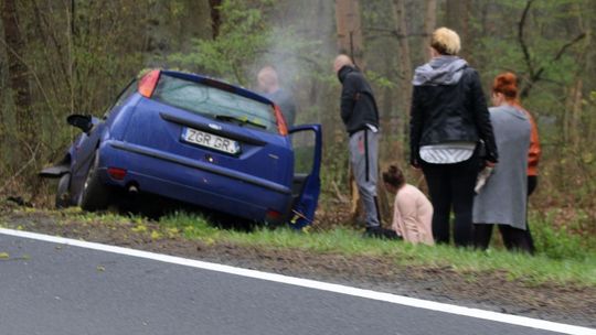 Zjechał do rowu i uderzył w skarpę