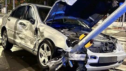 Zjechał z drogi i uderzył prosto w słup. Był pijany, więc jego samochód...