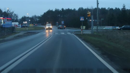 Zjechał z drogi i wpadł do rowu. Rannego kierowcę odwieziono do szpitala