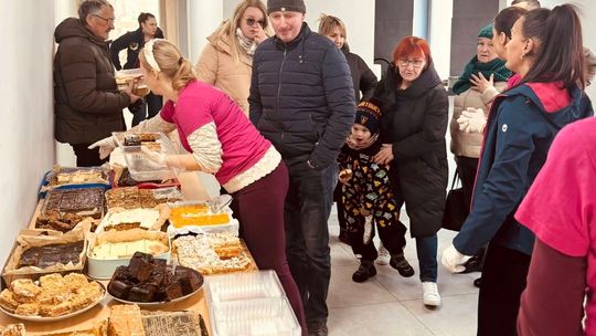 Zjednoczyli się w pomocy. Charytatywny kiermasz ciast dla strażaka
