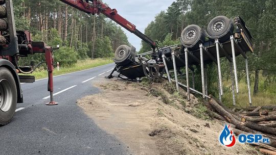 Złapał pobocze. Przewróciła się przyczepa z drewnem