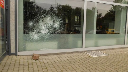 Złapali chuligana zabierającego się do banku Złapali chuligana zabierającego się do banku