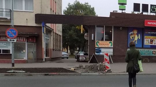 Zlikwidowali parking. Zrobili trawnik