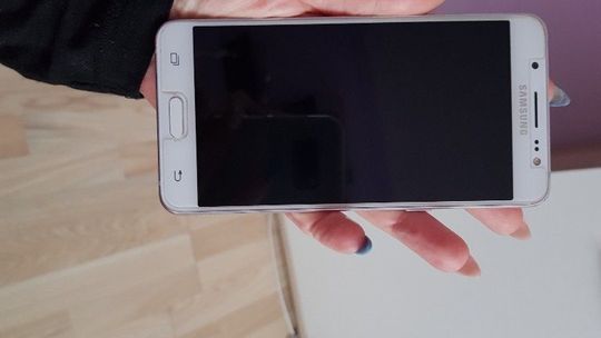 Złodziej telefon ukradł ze stolika