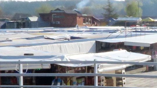 Złodziej wyciął otwór w stoisku na targowisku