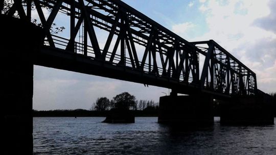 Złomiarz kradł w nocy elementy mostu