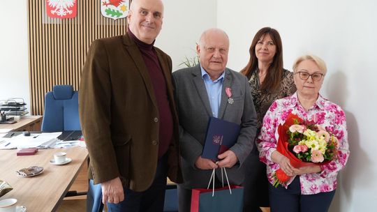 Złote Gody z małym opóźnieniem. Medal za miłość po pół wieku dla znanego chirurga i jego żony