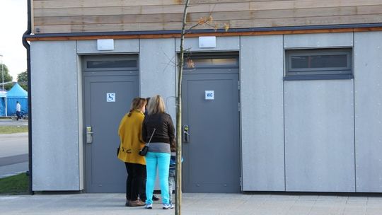 Złoty kibelek na nabrzeżu