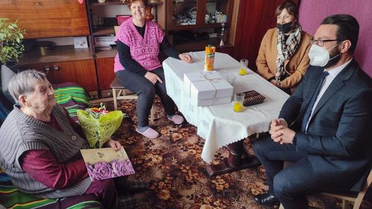 Złożyli życzenia jubilatce i wręczyli upominek Złożyli życzenia jubilatce i wręczyli upominek