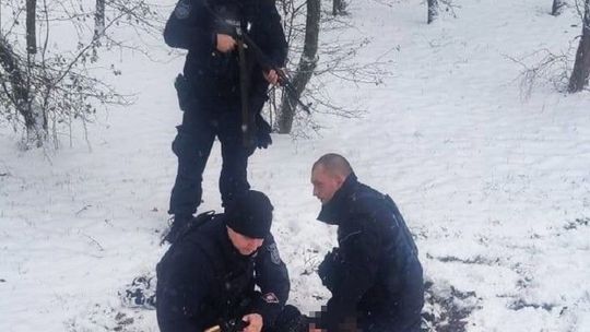 Zmarli policjanci postrzeleni na służbie. Tajemnica zabójczej broni