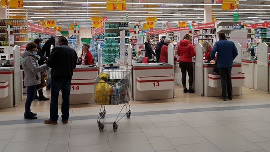 Zmiany z godzinami dla seniorów. Jest decyzja w sprawie galerii handlowych, hoteli i restauracji