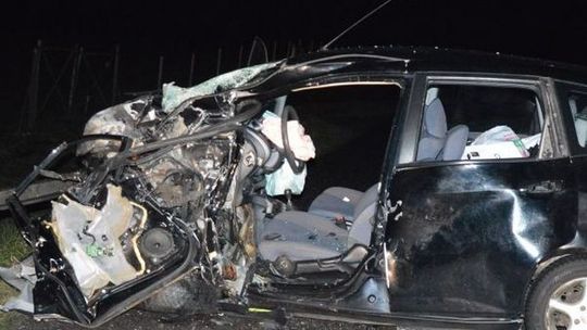 Zmiażdżony samochód i ciężko ranni - to skutek uderzenia w betonowy hangar 