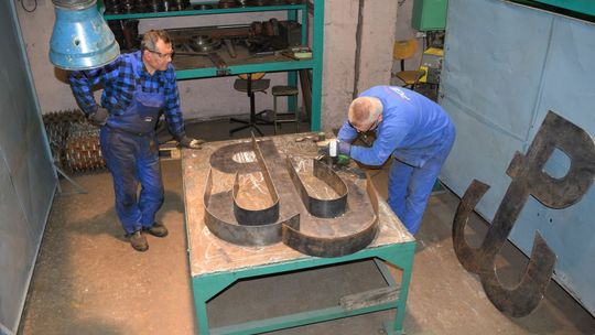 Znak Polski Walczącej, mierzący niemal 180 cm, wykonali pracownicy Elektrowni Dolna Odra 