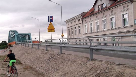 Znaki w okolicy mostu dezinformują