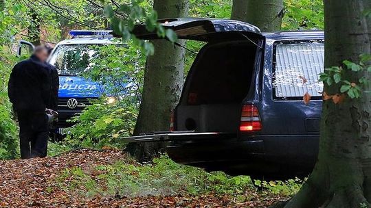 Znaleźli go martwego w parku pod wierzbą