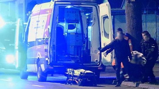 Znaleźli go z nożem w klatce piersiowej