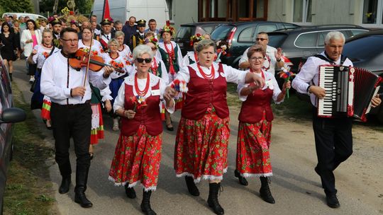 Znaleźli sposób na nietypowy dożynkowy korowód [WIDEO]