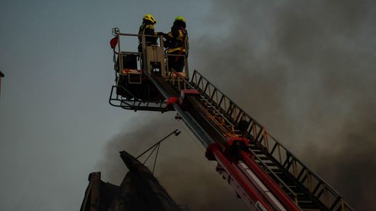 Znaleźli strażaka zaginionego w akcji. Strażacy oddają mu cześć