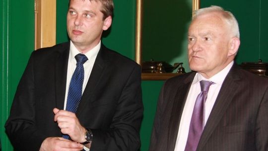 Znikające lustra z sali ślubów