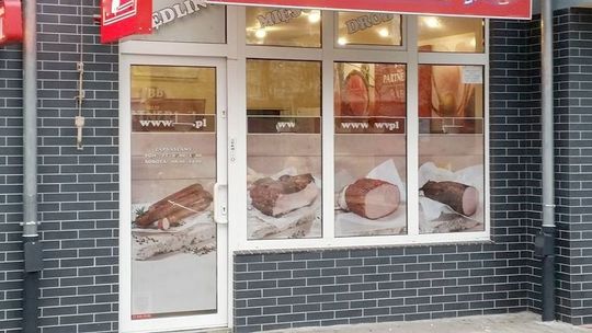 Zniszczono baner reklamowy sklepu mięsnego