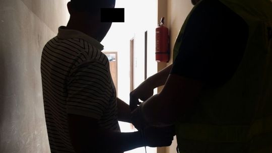 Zniszczył znak i groził policjantowi pozbawieniem życia