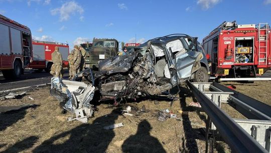 Senior uderzył czołowo w busa. Jechał pod prąd [ZDJĘCIA]