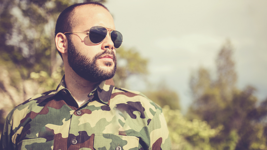 Żołnierz ma brodę i tatuaż. Zgodnie z regulaminem armii Żołnierz ma brodę i tatuaż. Zgodnie z regulaminem armii