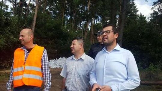 Żołnierze i strażacy zasypali wyrwy Żołnierze i strażacy zasypali wyrwy