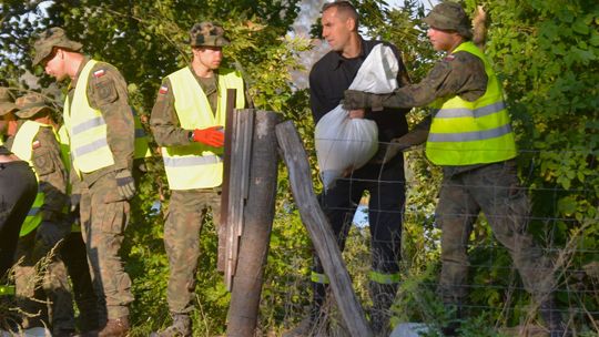 Żołnierze, strażacy i pracownicy PUK pomagają umacniać wały przeciwpowodziowe [FOTO]