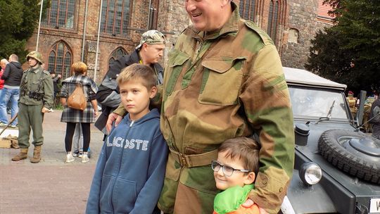 Żołnierze złożyli meldunek burmistrzowi. "Powrót do Arnhem" – widowisko historyczne w Gryfinie [FOTO]