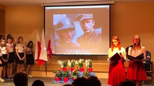 Zorganizowali uroczystą wieczornicę Zorganizowali uroczystą wieczornicę