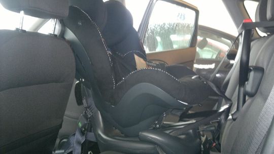 Zostawił otwarte drzwi i zgłosił kradzież komórek