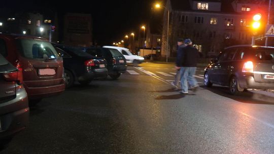 Zostawili samochód na środku ulicy i poszli po... karpie Zostawili samochód na środku ulicy i poszli po... karpie