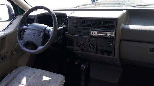 Zostawili w samochodzie aparat. Gdy wrócili już go tam nie było