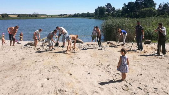 Zrobili plażę nad jeziorem. Planują jeszcze pomost