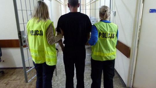 Zrywali łańcuszki z szyi, włamywali się i kradli. Wpadli. Policja szuka pokrzywdzonych