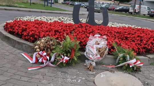 Zwiędłe kwiaty szpecą miejsce