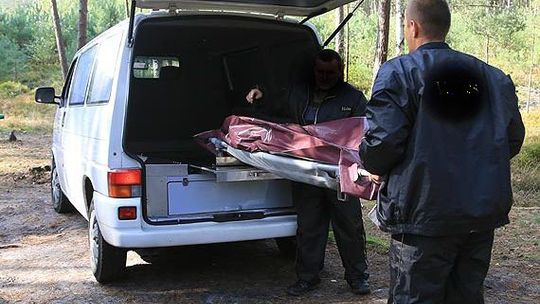 Zwłoki znaleźli w aucie