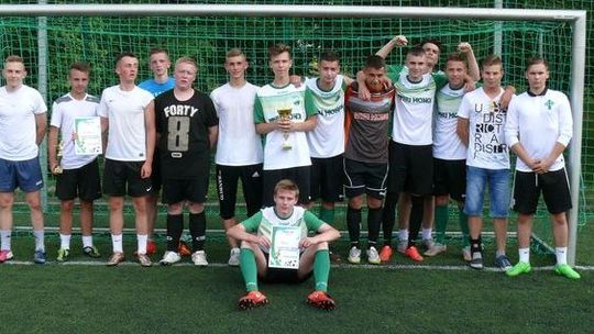 Zwycięzcy turnieju tenisa ziemnego, piłki siatkowej trójek oraz piłki nożnej szóstek