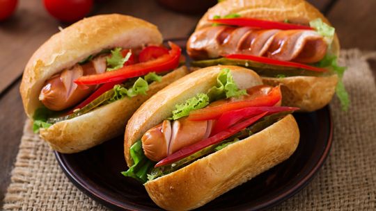 Żymła z wusztem, czyli domowe hot dogi ze śląskim akcentem - przepis kulinarny