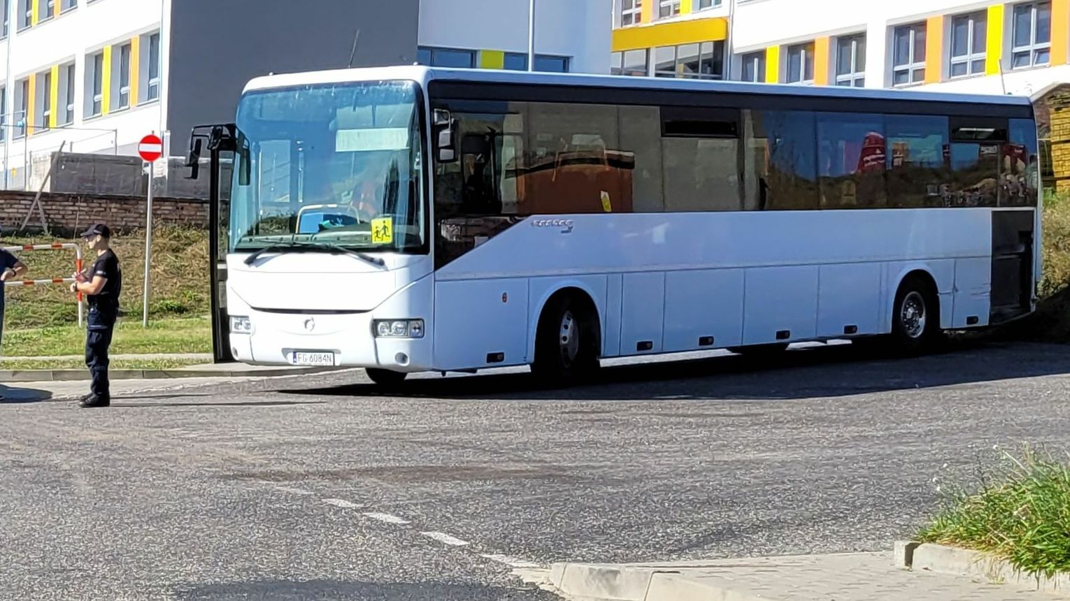 Rozpędzony uderzył w szkolny autokar, Nie zdążył wyhamować