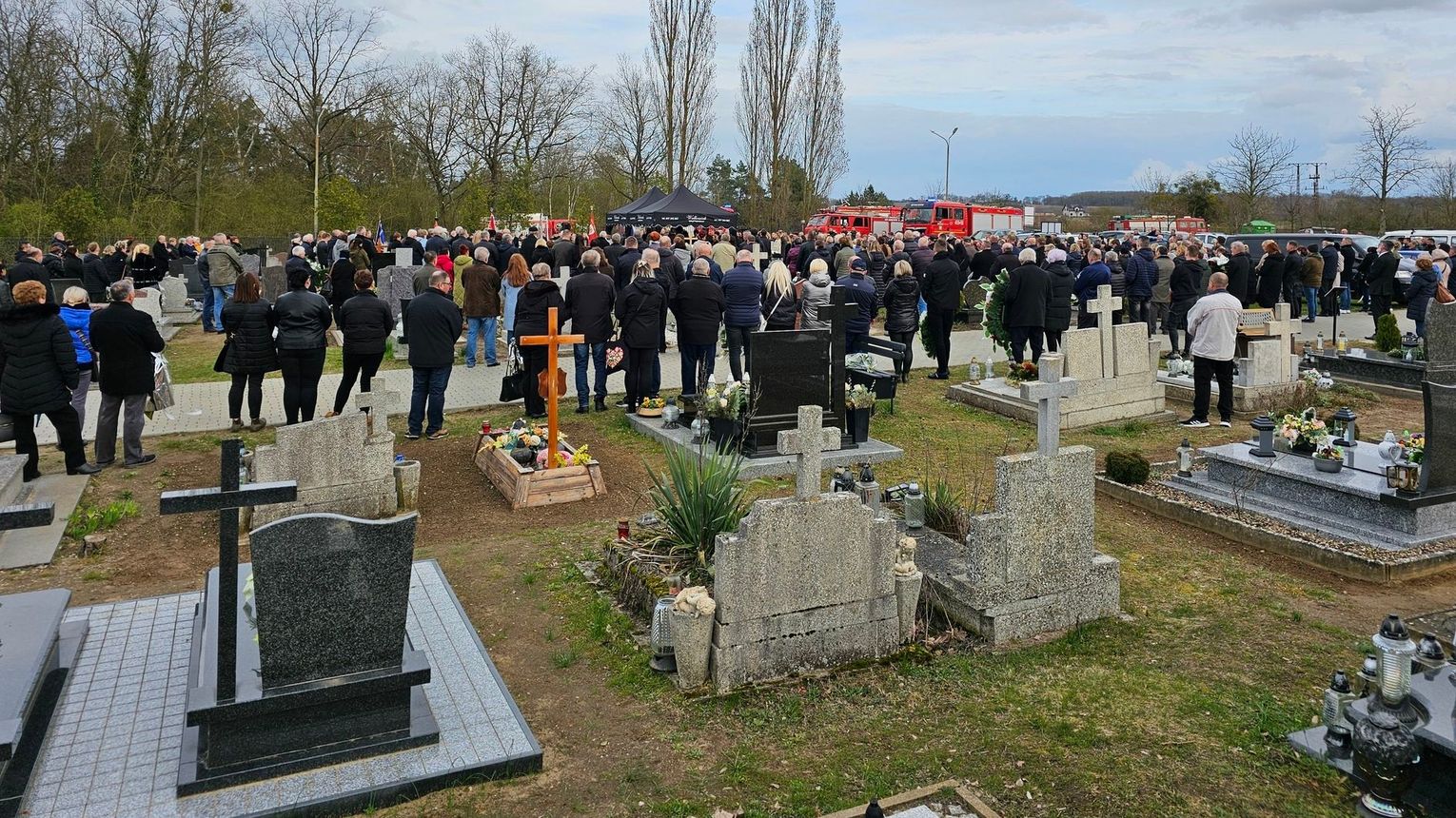 Setki żałobników Na Pogrzebie Znanego Kierowcy