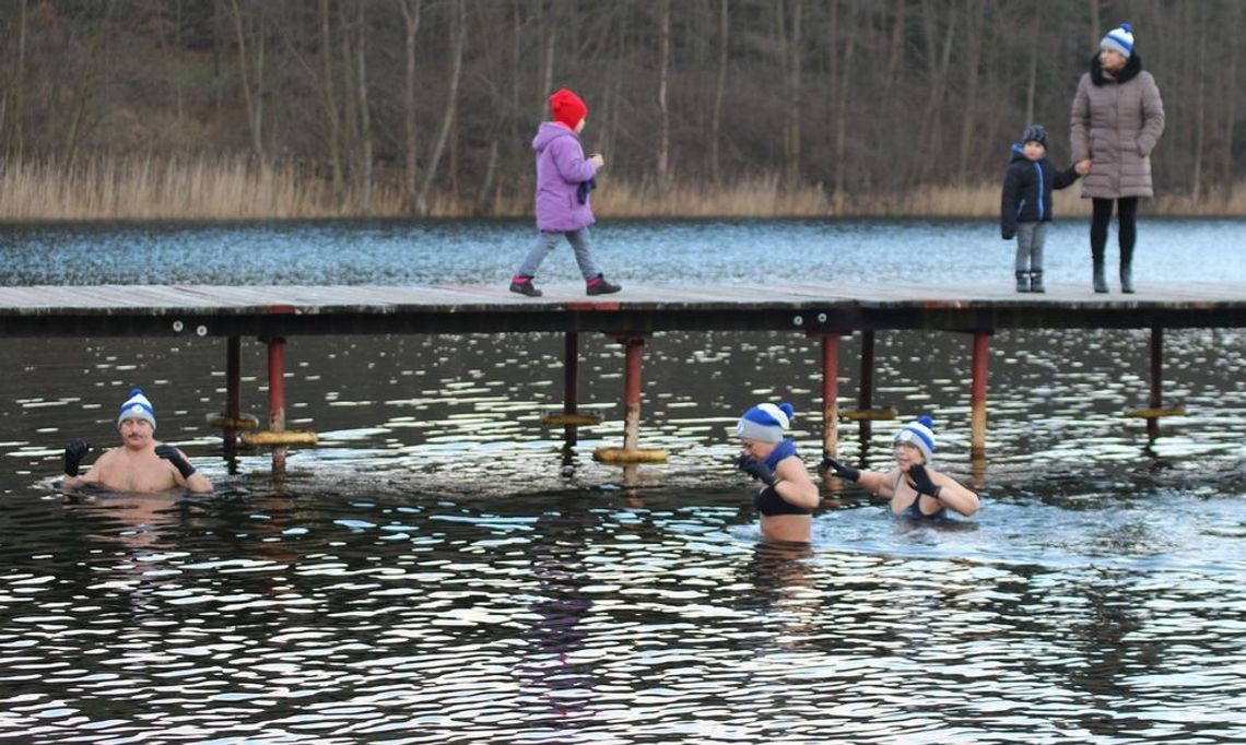 10 minut w zimnej wodzie także w święta [FILM]