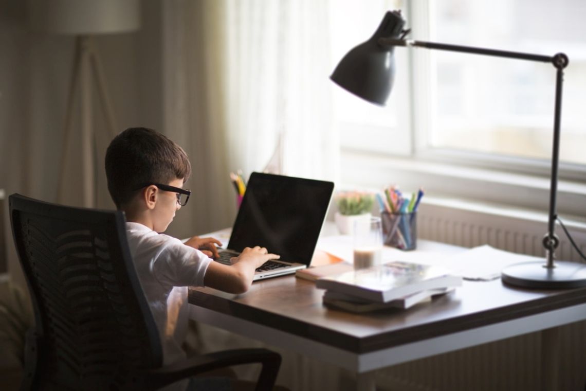 Tysiące laptopów dla uczniów leży w magazynie. Marnotrawstwo, bo bałagan