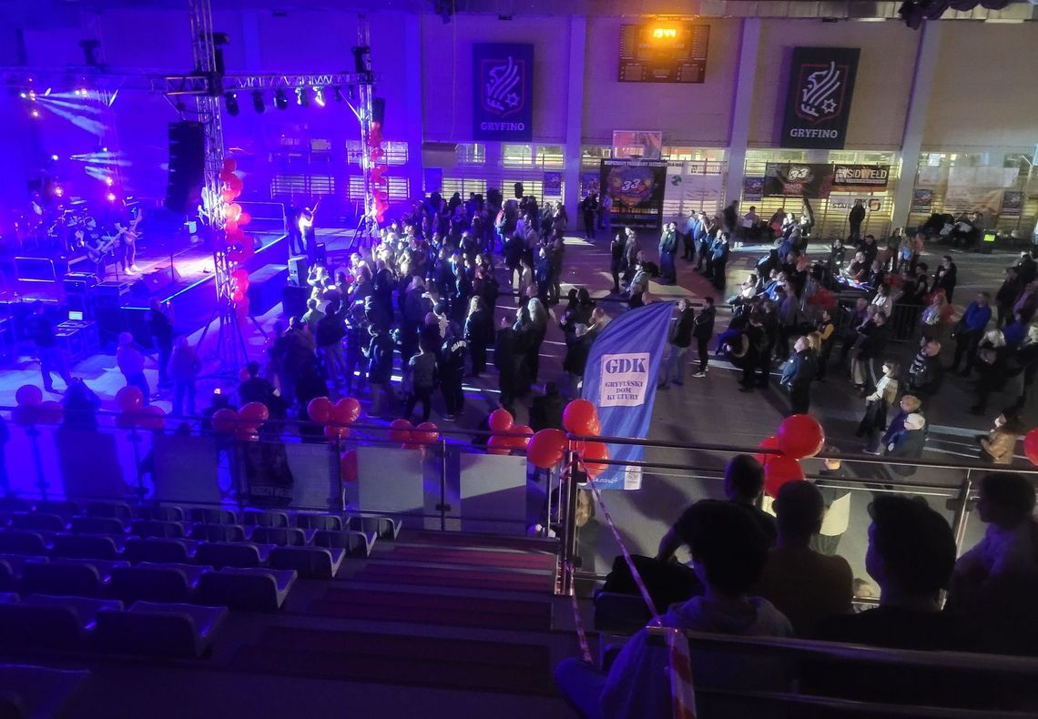 33. Finał WOŚP w Gryfinie. Rozpoczęli biegiem, zakończyli Światełkiem do Nieba [FOTO]