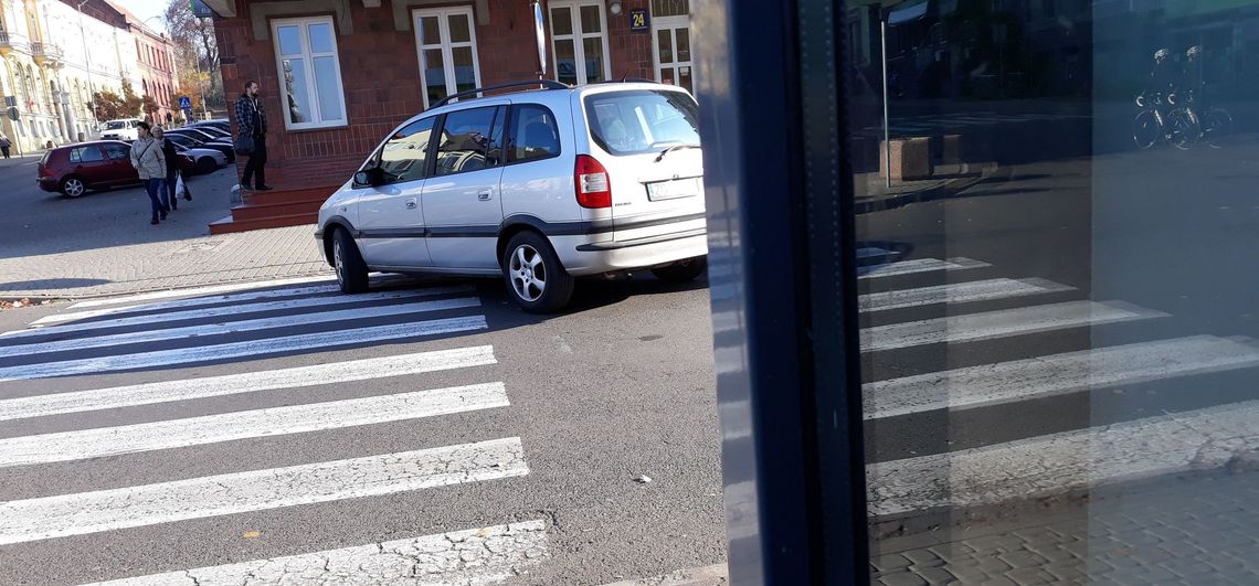 A pusty parking przy tej samej ulicy