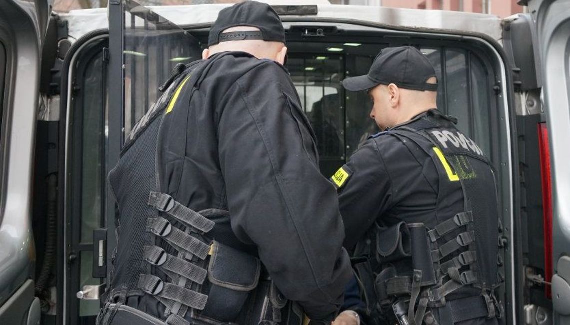 Agresywny kierowca, który skopał drzwi samochodu, w rękach policji Agresywny kierowca, który skopał drzwi samochodu, w rękach policji