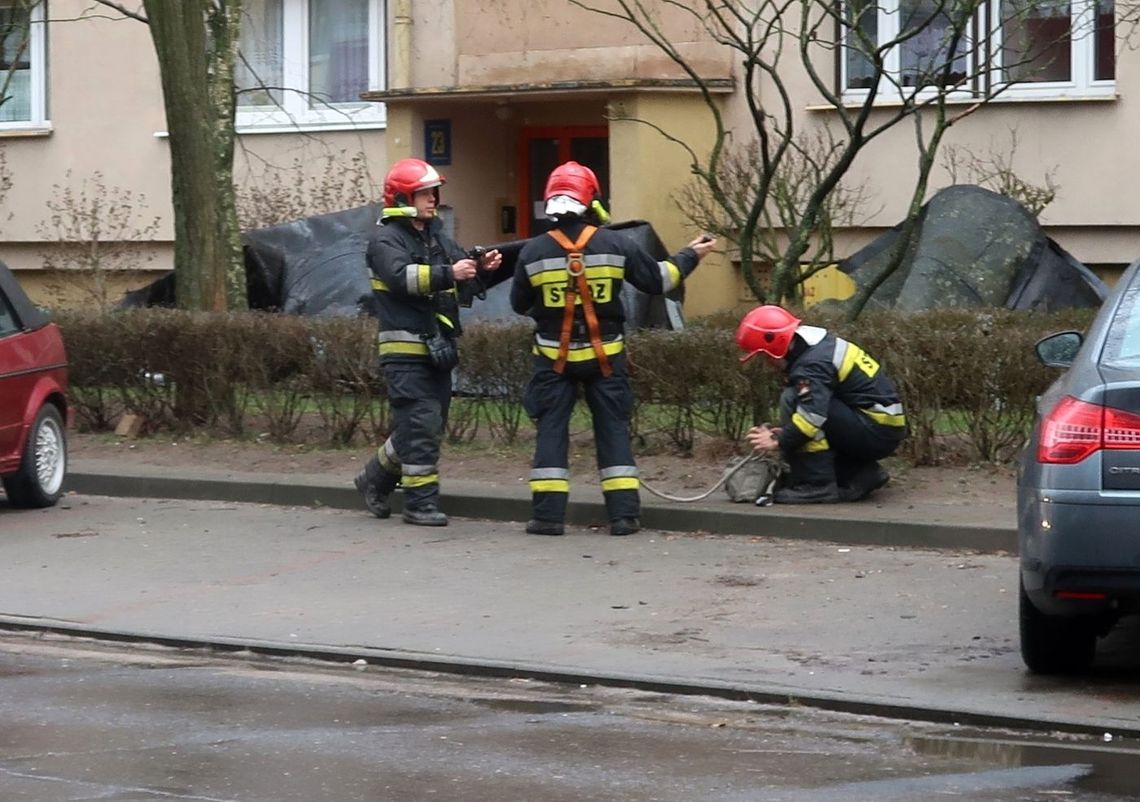 Akcja strażaków na dachu bloku Akcja strażaków na dachu bloku