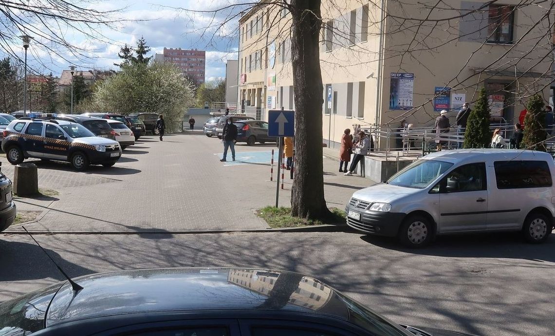 Akcja szczepień w Gryfinie wygląda tak. Pod nadzorem straży miejskiej Akcja szczepień w Gryfinie wygląda tak. Pod nadzorem straży miejskiej