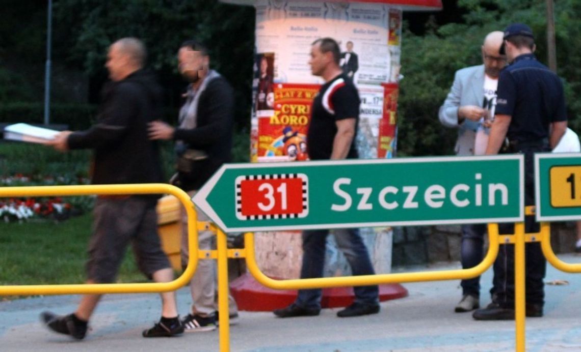 Akt oskarżenia za atak pizzą podczas manifestacji w Gryfinie. Radny powiatowy niebawem stanie przed sądem